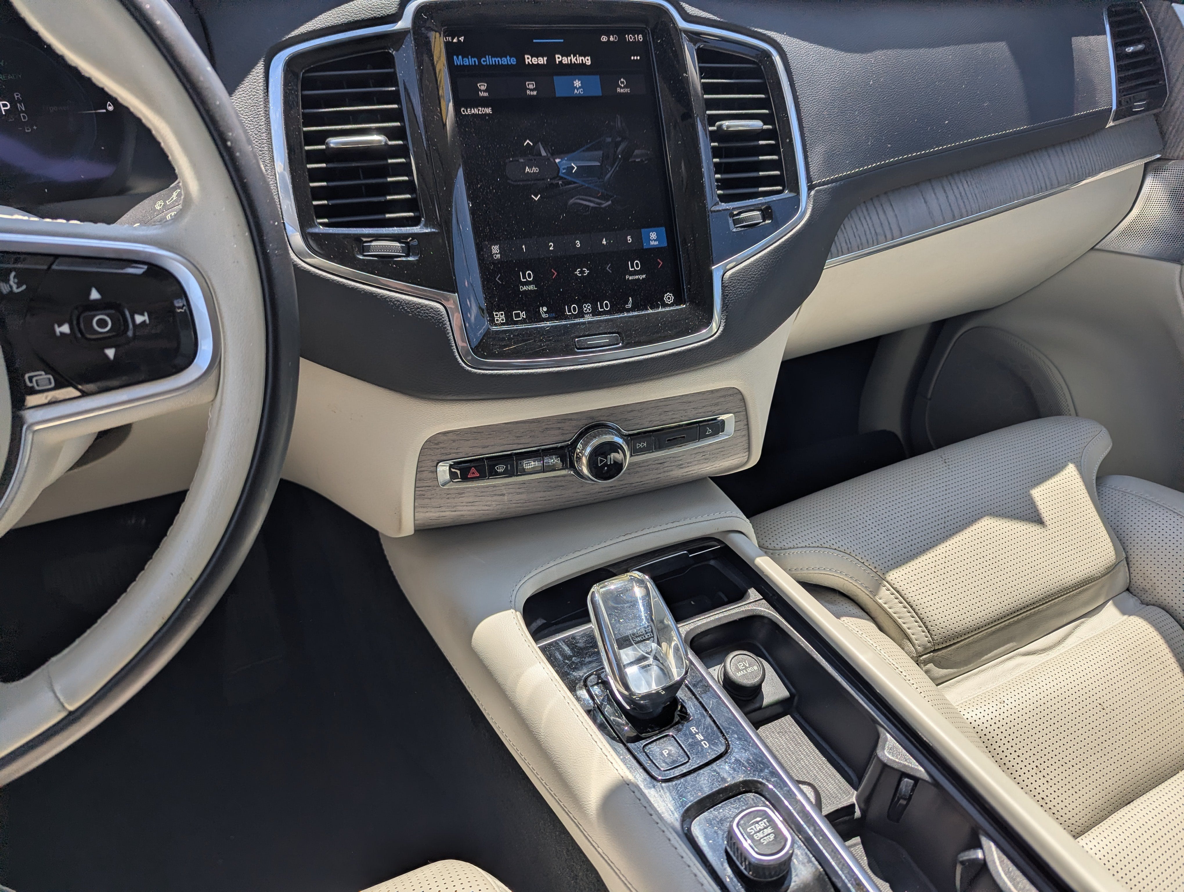 2023 Volvo XC90 Recharge Plug-In Hybrid Ultimate Dark Theme