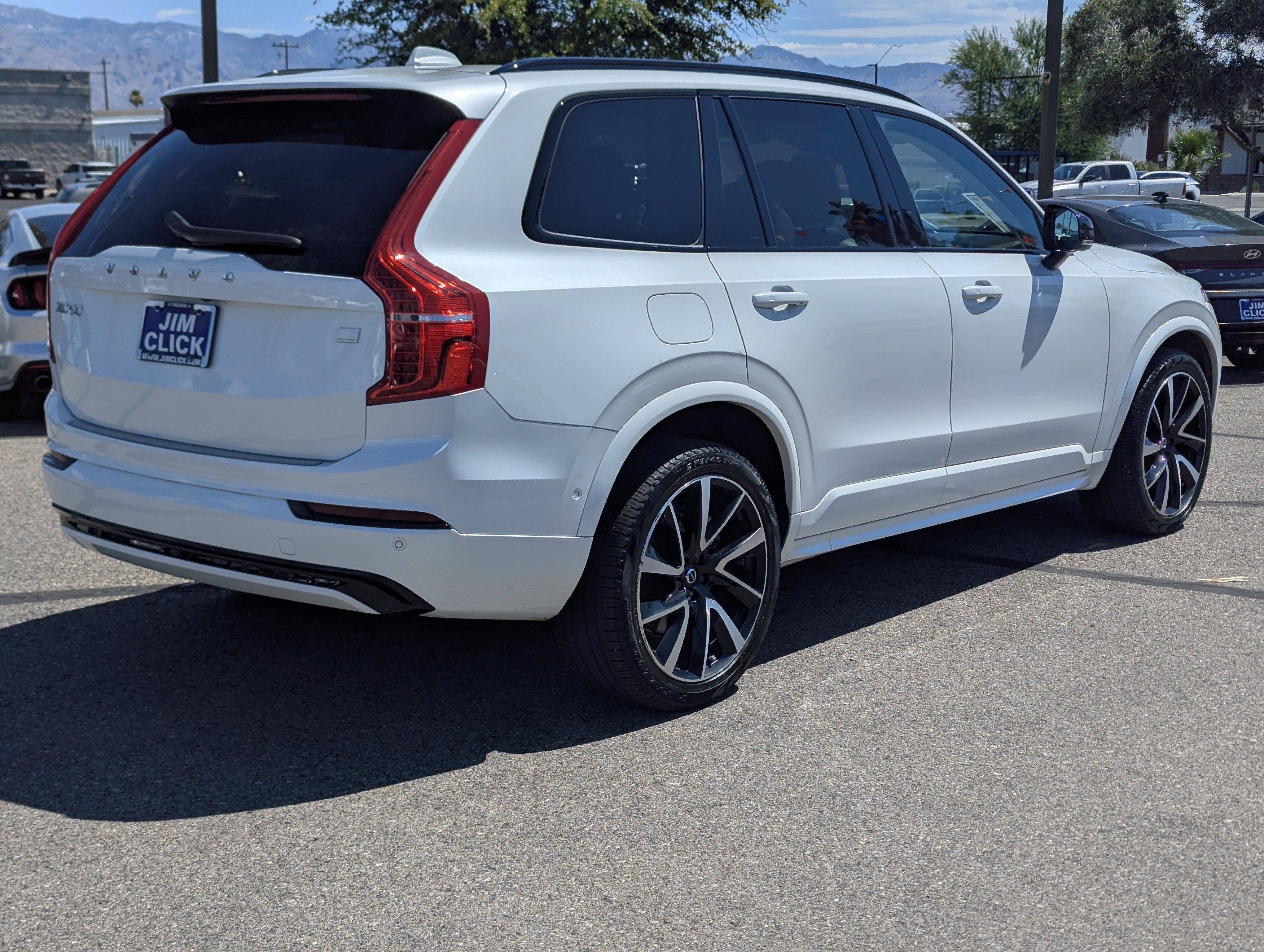 2023 Volvo XC90 Recharge Plug-In Hybrid Ultimate Dark Theme