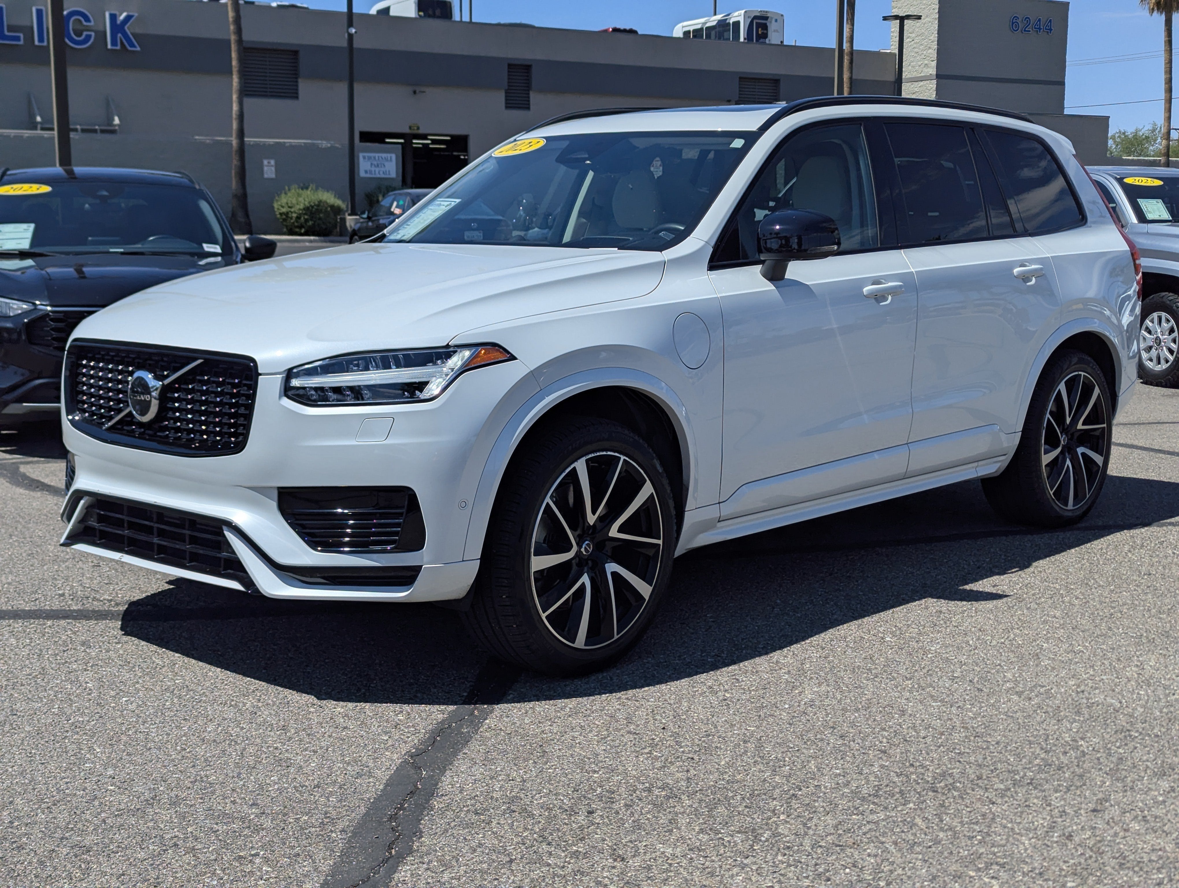 2023 Volvo XC90 Recharge Plug-In Hybrid Ultimate Dark Theme